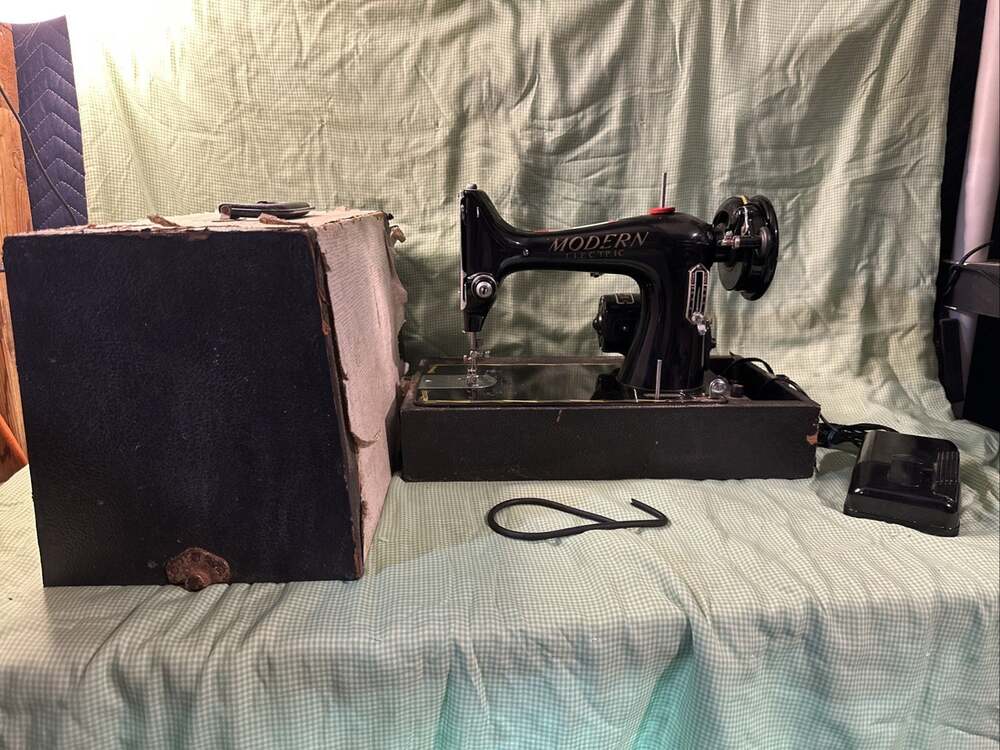 VTG Modern Electric Sewing Machine Japan Black + Footpedal Needs Maintenance